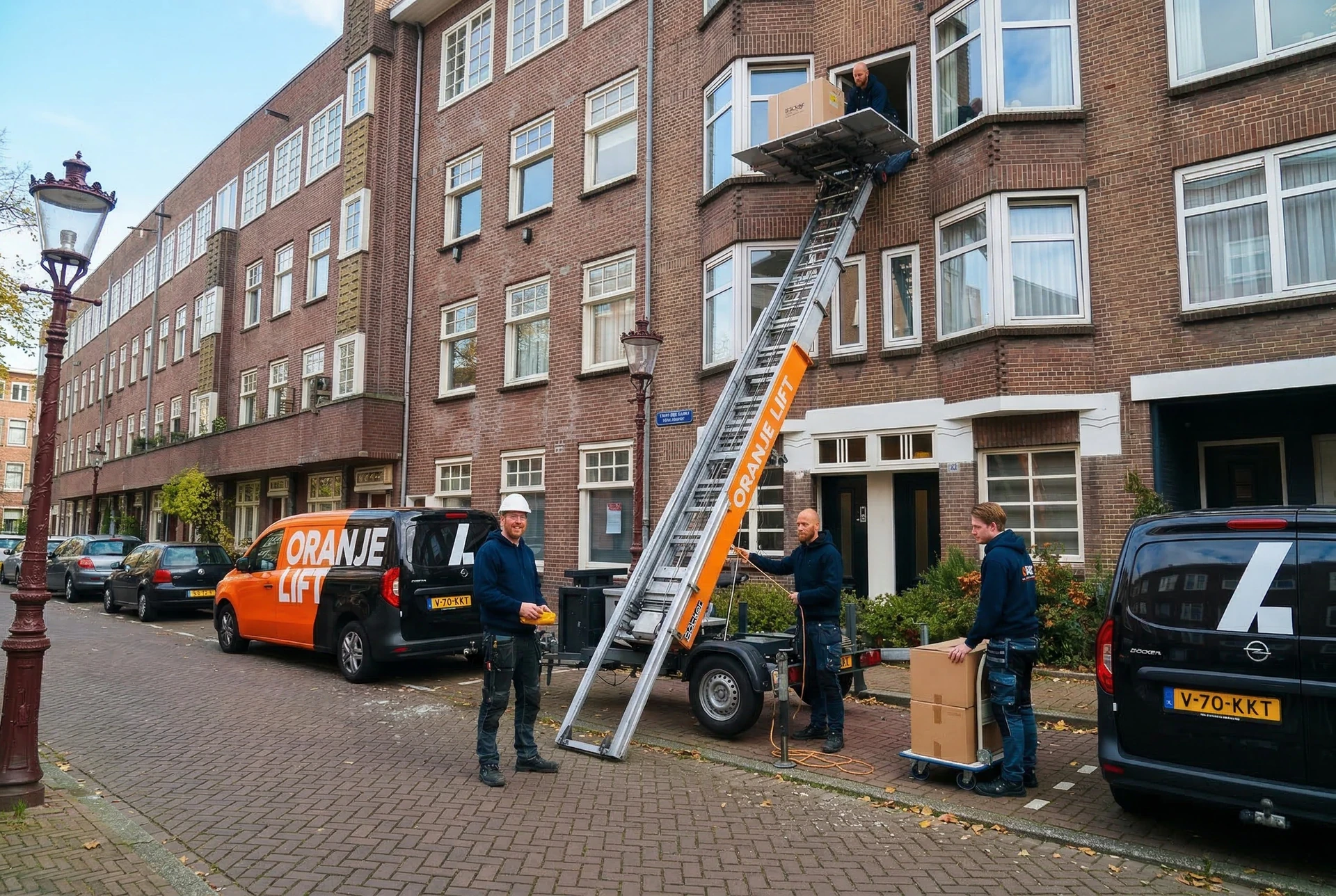 Verhuisteam aan het werk met verhuislift in Barendrecht
