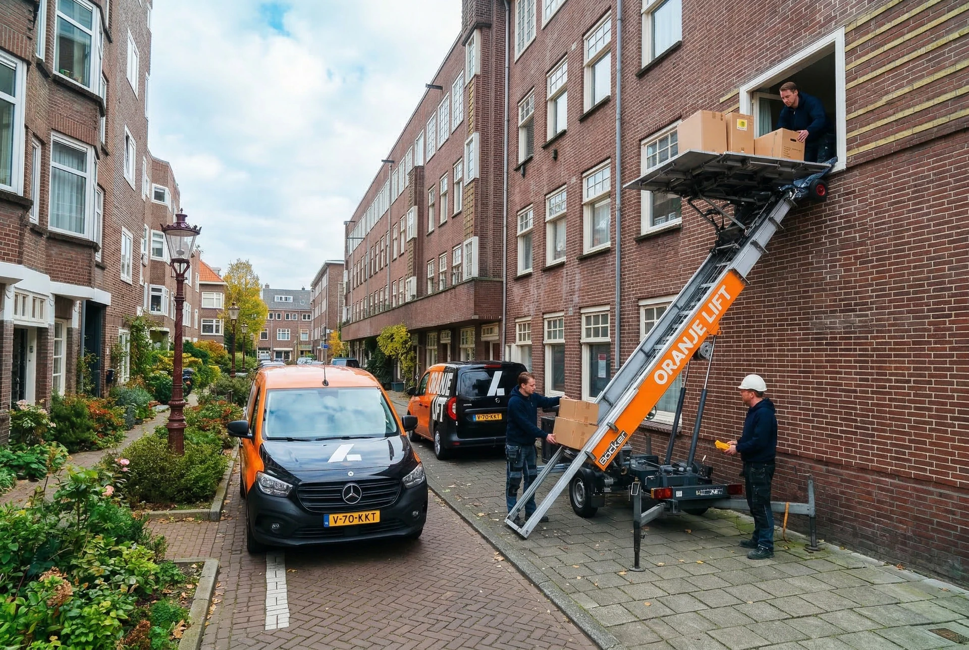 Aanhangerlift geplaatst in een smalle straat in Barendrecht