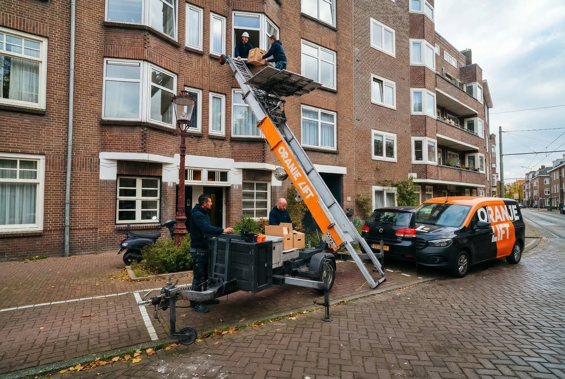 Verhuislift in actie bij woning in Barendrecht
